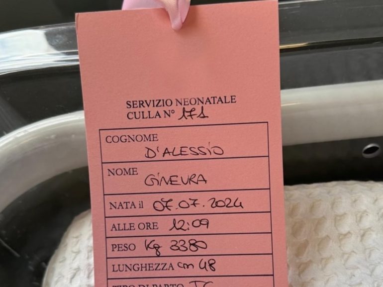 Gigi D’Alessio è papà per la sesta volta: è nata Ginevra