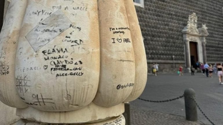 Napoli, la guglia di Piazza del Gesù imbrattata di nuovo: vandali scatenati