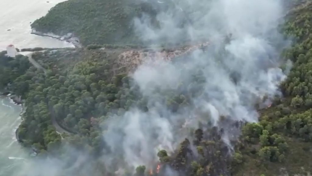 Brucia il bosco di Baia San Felice a Vieste: turisti evacuati