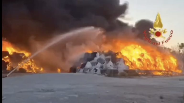 persano, rogo rifiuti