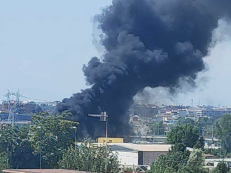 Incendio a Ponticelli: Arpa Campania valuta le conseguenze ambientali