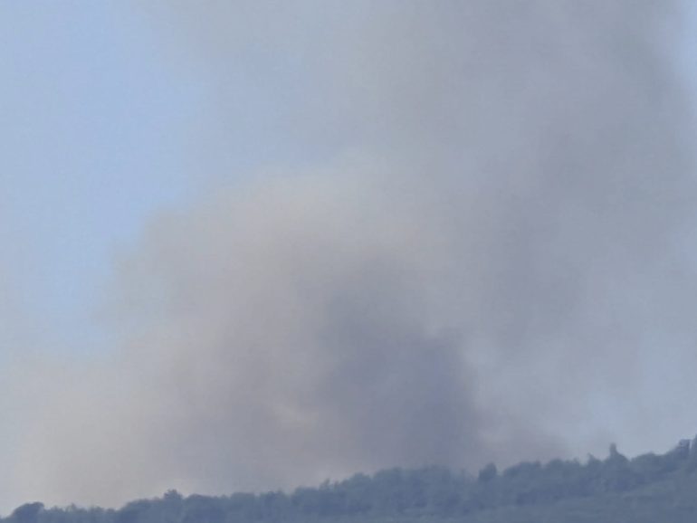 Incendio alle pendici del Vesuvio: la Prefettura richiama all’ordine i Comuni