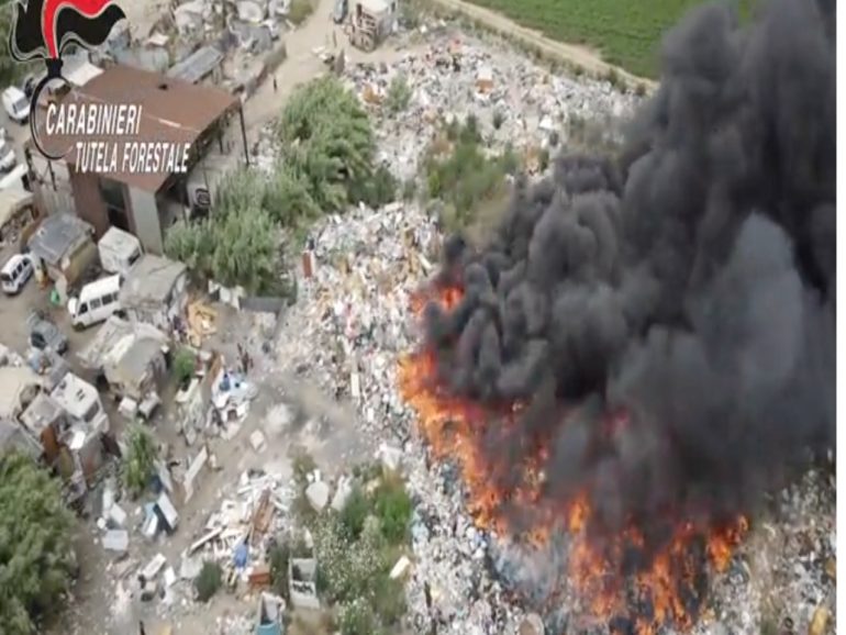 Incendio campo rom Giugliano: Procura indaga per inquinamento e traffico illecito di rifiuti