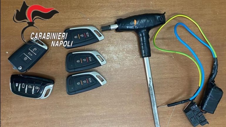 Qualiano rubano un Jeep nel parcheggio del centro commerciale e poi aggrediscono i carabinieri: arrestati