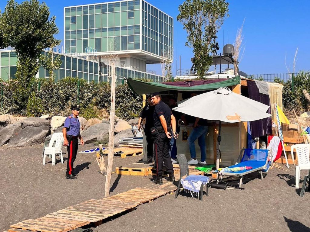 Castellammare lido abusivo con bar accanto a Marina di Stabia: tutto sequestrato
