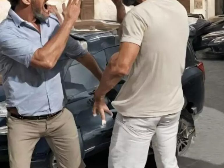Napoli stacca l’orecchio a morsi al collega di lavoro e poi si vanta sui social: arrestato al mare a Scalea