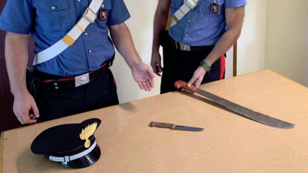 Salerno, scopre il ladro in casa e lo ferisce con un machete