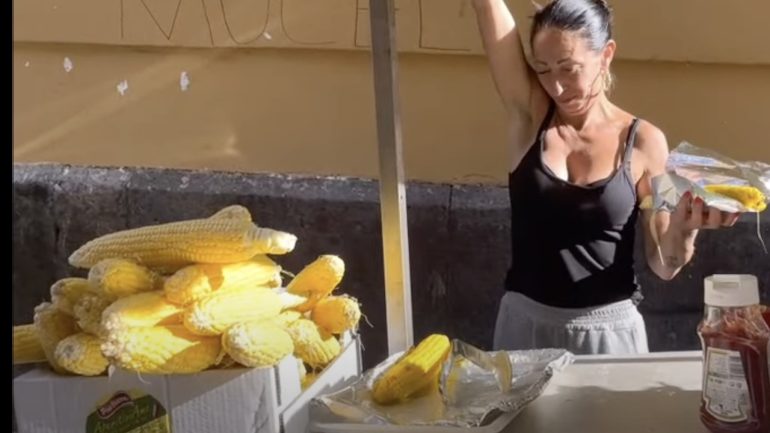 Napoli, sequestrata la bancarella di spighe di Mucella: lei annuncia battaglia con una diretta su Tik Tok