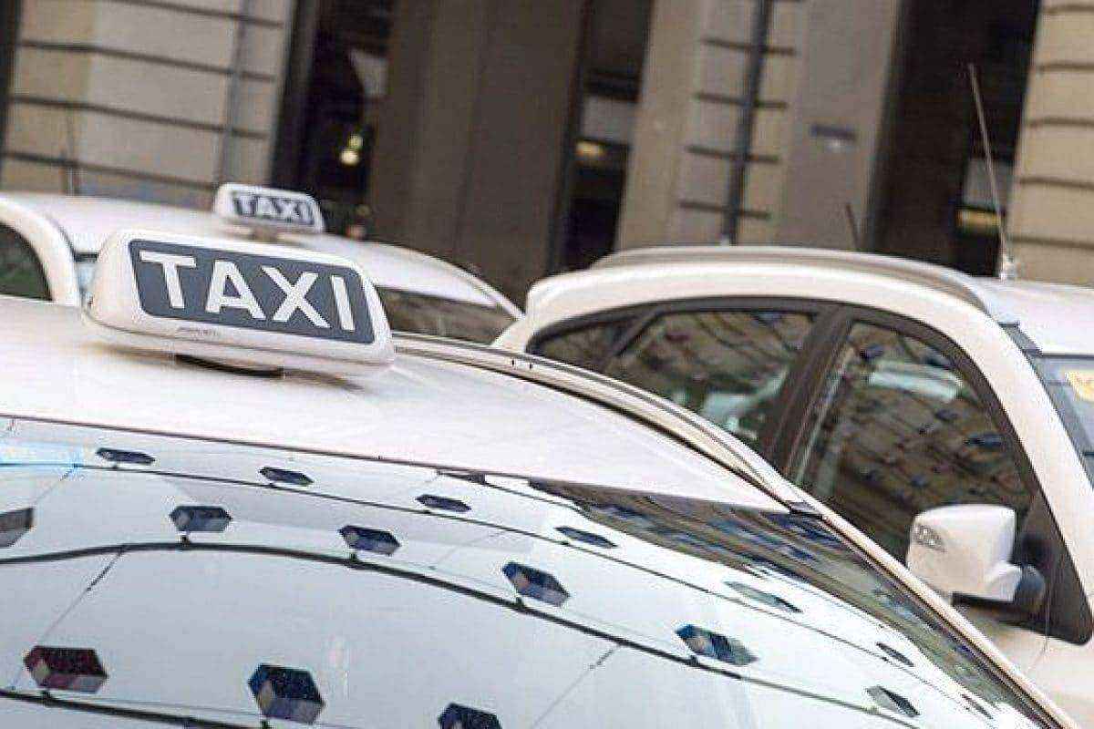 Napoli, patenti sospese e veicoli sequestrati nel blitz dei Carabinieri contro taxi abusivi Napoli, patenti sospese e veicoli sequestrati nel blitz dei Carabinieri contro taxi abusivi