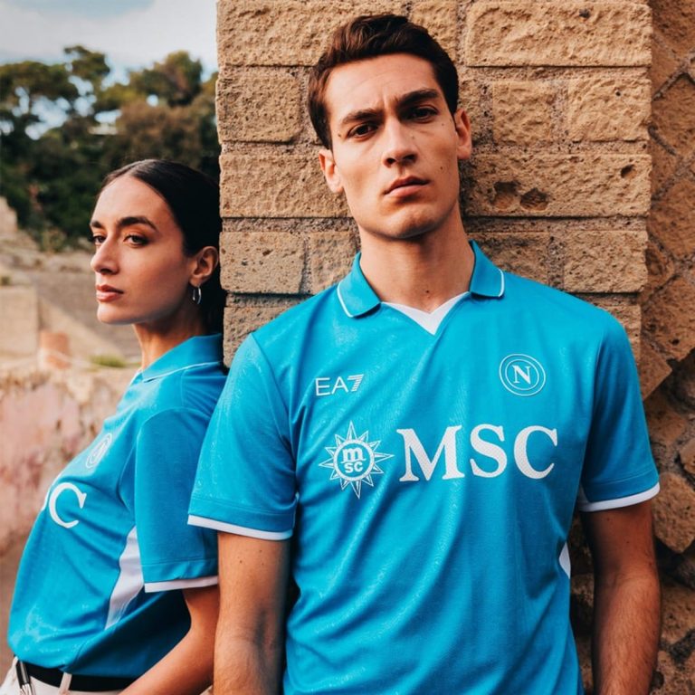 Il Napoli presenta la nuova maglia: c’è il colletto, si rinnova anche il logo