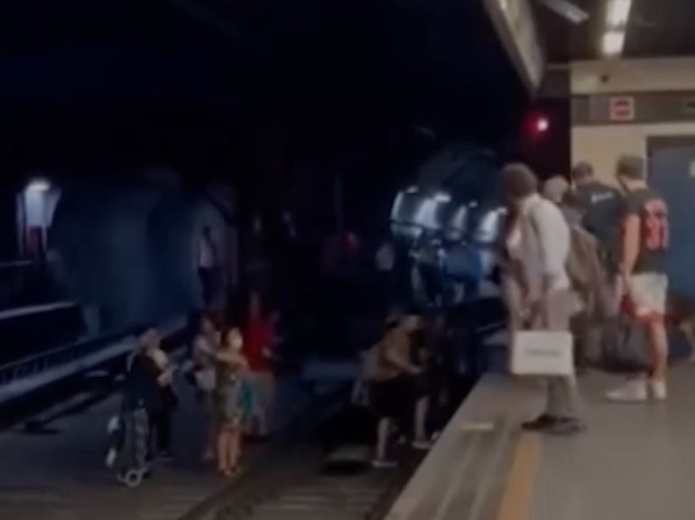 Guasto alla metro di Napoli: passeggeri costretti a scendere sui binari. Il video virale