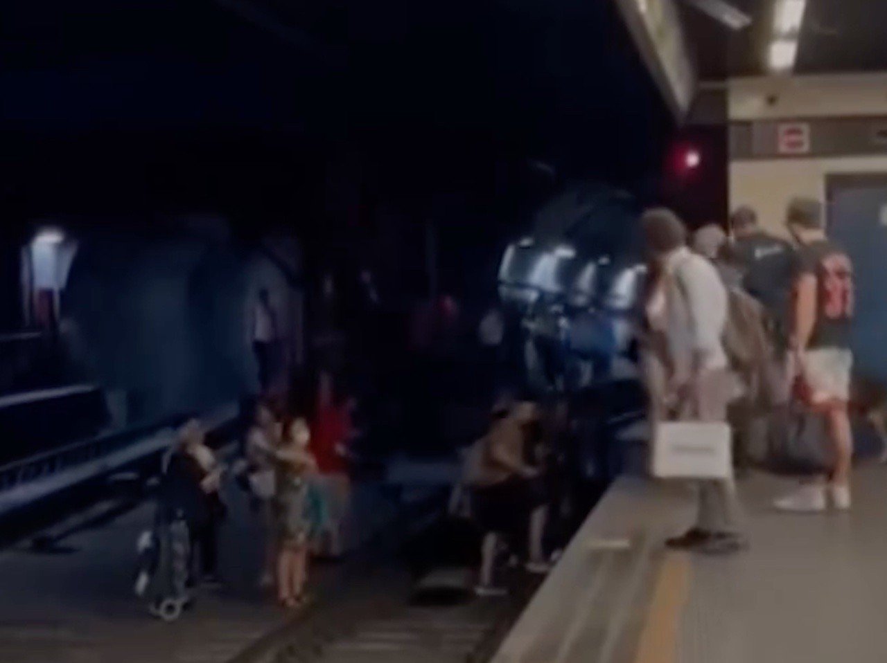 Guasto alla metro di Napoli: passeggeri costretti a scendere sui binari. Il video virale