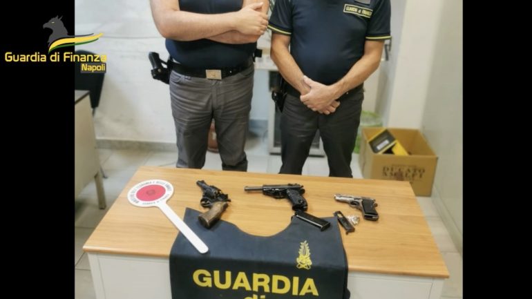 Gragnano, recuperate tre pistole nascoste nel tombino