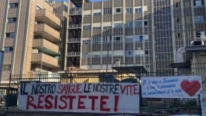 Scampia, un anno dopo: una fiaccolata per non dimenticare il crollo della Vela Celeste