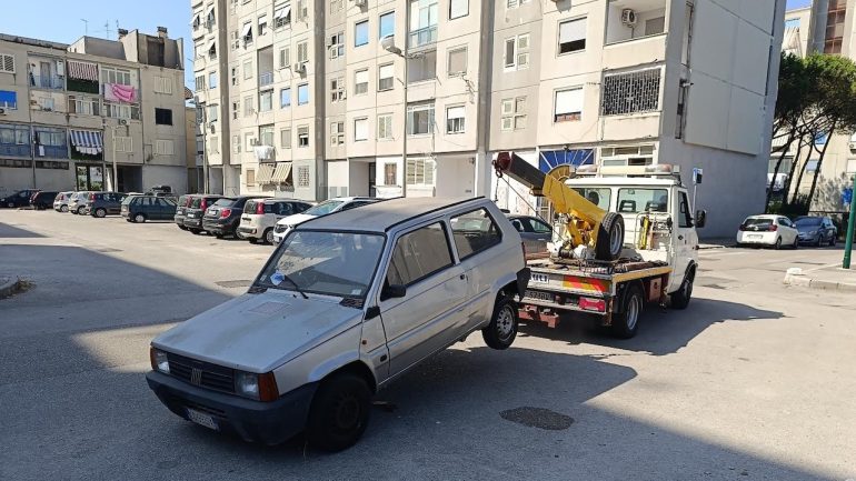Napoli, a Ponticelli rimozione auto abbandonate in strada