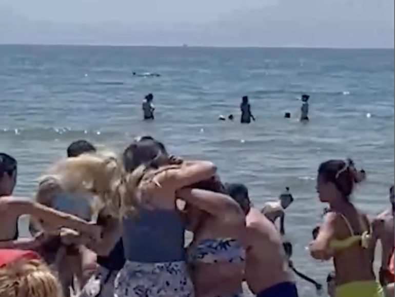 Varcaturo rissa in spiaggia tra donne per un lettino sulla battigia (VIDEO)