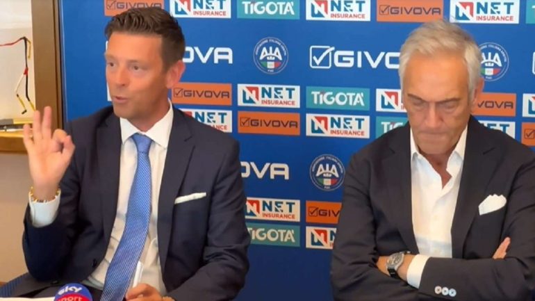 Svolta epocale nel calcio italiano: gli arbitri spiegheranno le decisioni VAR in diretta allo stadio e in TV