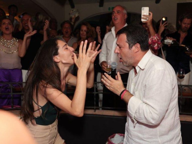 Matteo Salvini scatenato all’Anema e core di Capri: canta O surdato ‘nnammurato