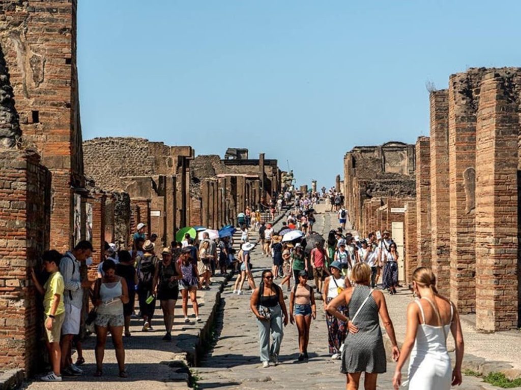 Pompei, entrano nel parco archeologico scavalcando: denunciati 4 giovani turisti spagnoli