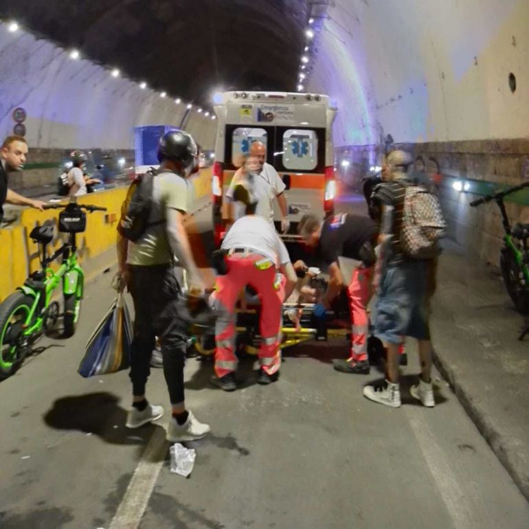 Napoli, scontro frontale tra due scooter elettrici in galleria. Viaggiavano sulla pista ciclabile