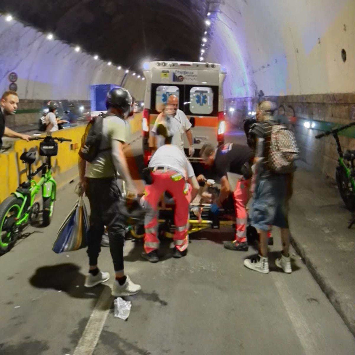 Napoli, scontro frontale tra due scooter elettrici in galleria. Viaggiavano sulla pista ciclabile