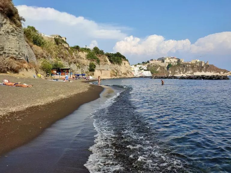 Identificato il cavadere ritrovato a Procida: è di un 73enne di Cervinara