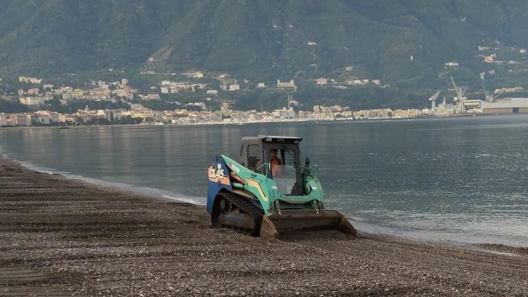 Castellammare, dopo 50 anni torna balneabile il mare lungo la villa comunalòe