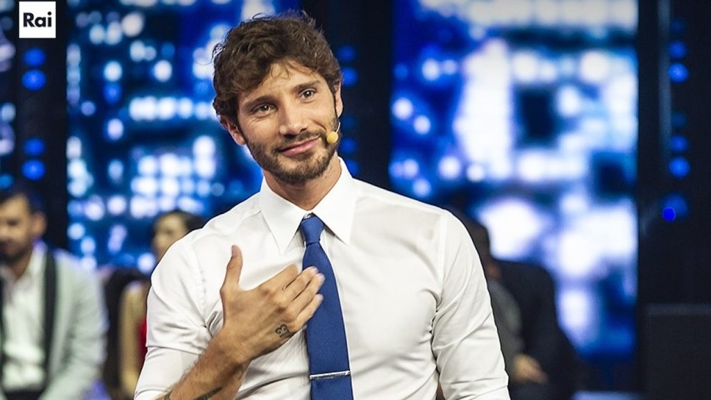 Stefano De Martino, rubati video intimi e diffusi sul web: scattano le denunce