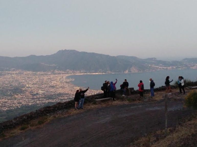 Torna “Vesuvio e ‘notte”, alla scoperta dei sentieri del vulcano nell’ora più bella: il tramonto