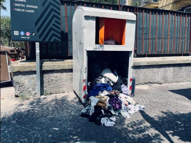 abiti usati, saccheggi napoli