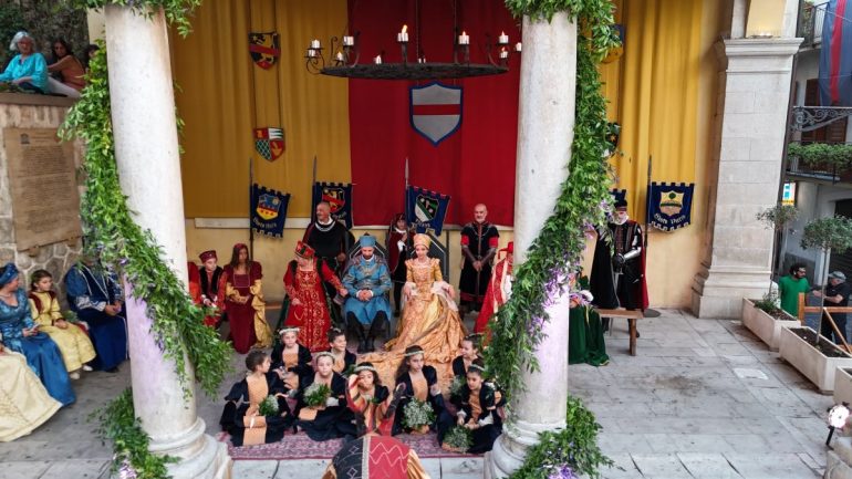 “Alla tavola della principessa Costanza”, in pullman da tutta Italia a Teggiano: 29a edizione da record
