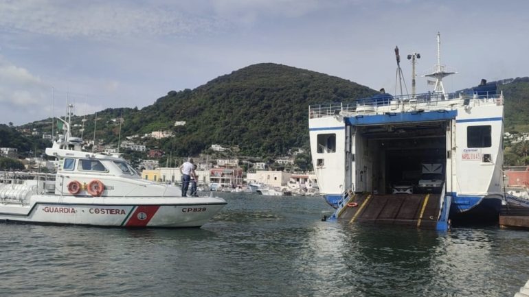 Ischia il portellone del traghetto cade in mare: passeggeri scendono da uscita laterale