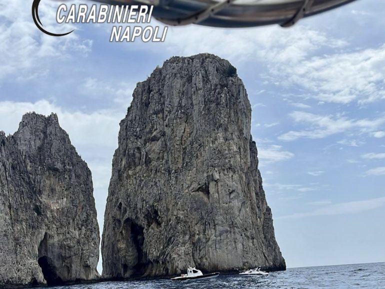 Capri, imbarcazioni che attraversano i Faraglioni. Carabinieri sanzionano 3 skipper