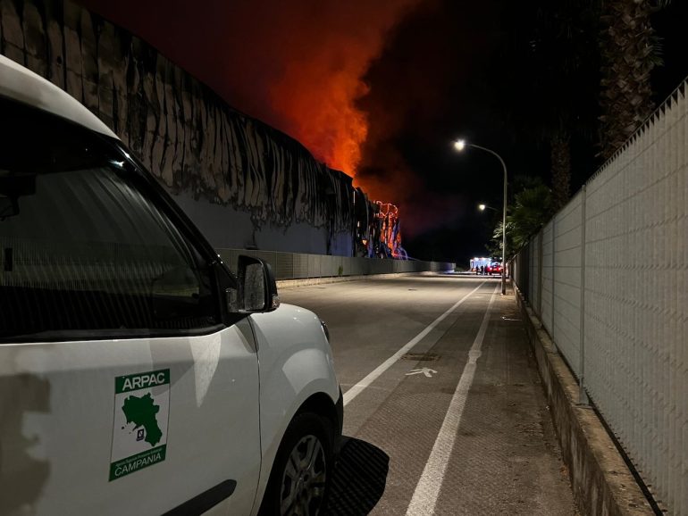 Incendio a Pastorano, per l’Arpac diossine sopra valore riferimnento