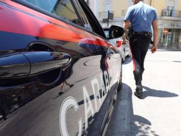 Calvi Risorta, pregiudicata tenta di aggredire i carabinieri e i sanitari con estintore e spranga di ferro