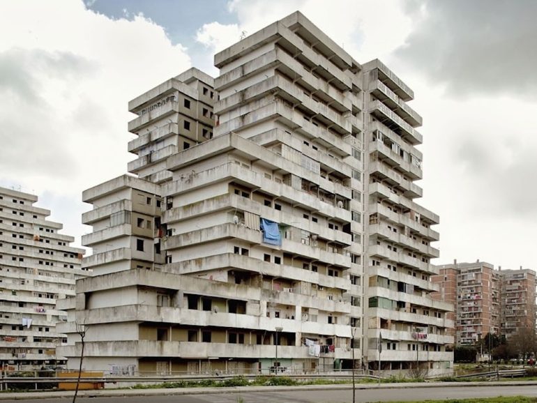 Scampia, giovane spacciatore arrestato dalla Polizia con droga e contanti
