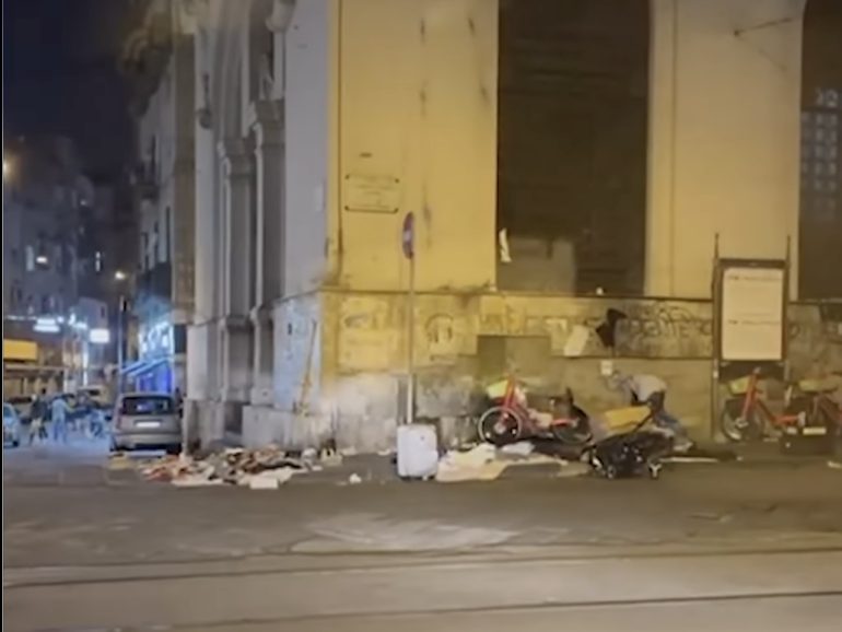 Napoli, Piazza Nolana nel degrado tra rifiuti, risse, mercatini della munnezza ed eroinomani