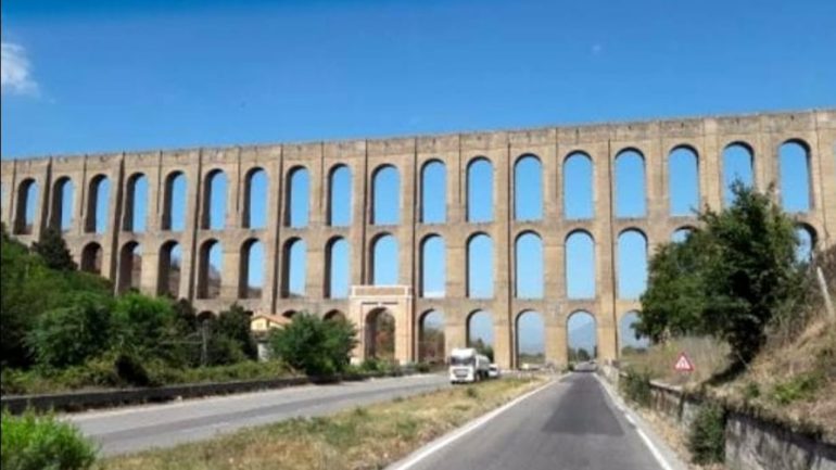 Caserta, incidente tra autocarro e minibus: 2 feriti e 9 illesi