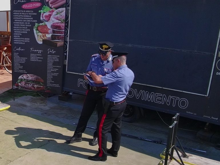 Paninoteche ambulanti sul lungomare di Mondragone: 4 denunciati