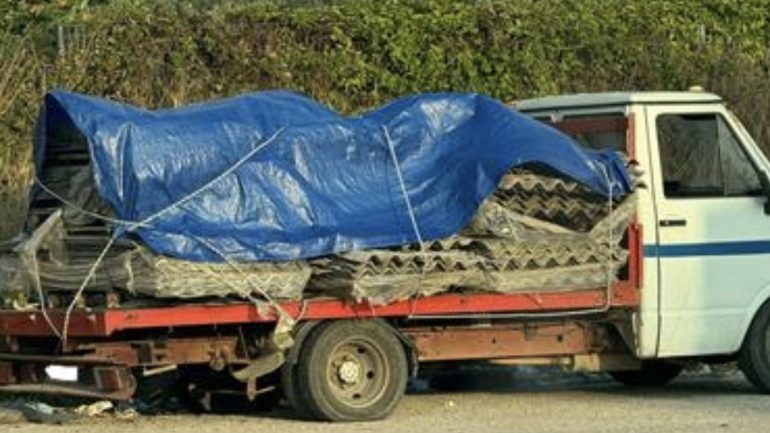Napoli, ritrovato a Soccavo camion rubato con 400 chilogrammi di lastre di amianto