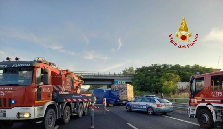 caserta, incidente stradale in autostrada