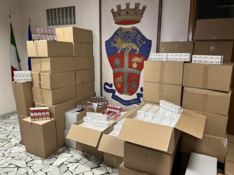 Casoria, sequestrati 8 quintali di sigarette di contrabbando: 2 arresti