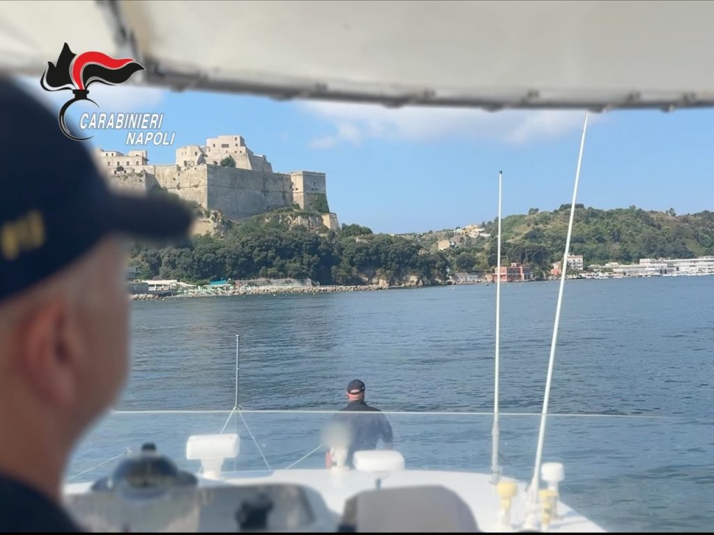 Procida picchia vigile che lo aveva fermato: arrestato 36enne