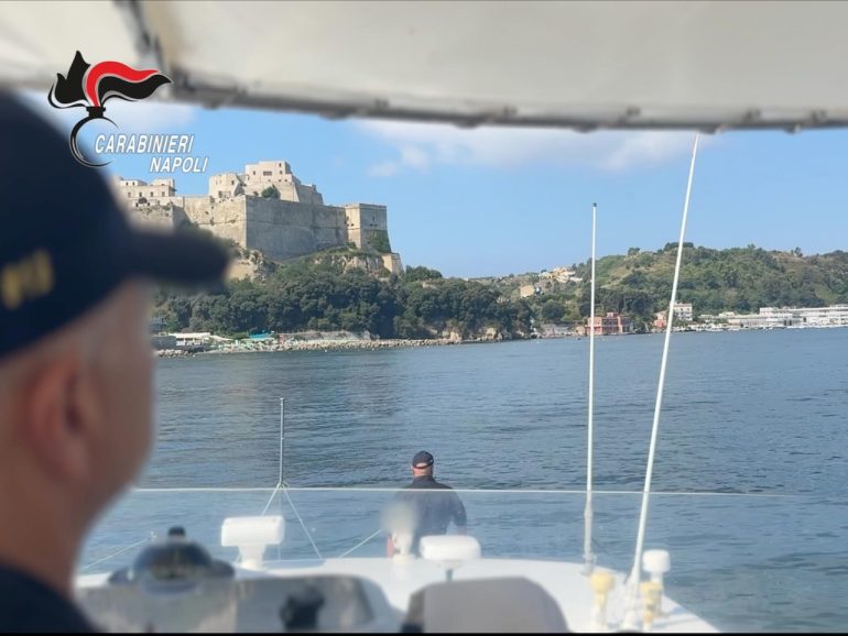Procida picchia vigile che lo aveva fermato: arrestato 36enne