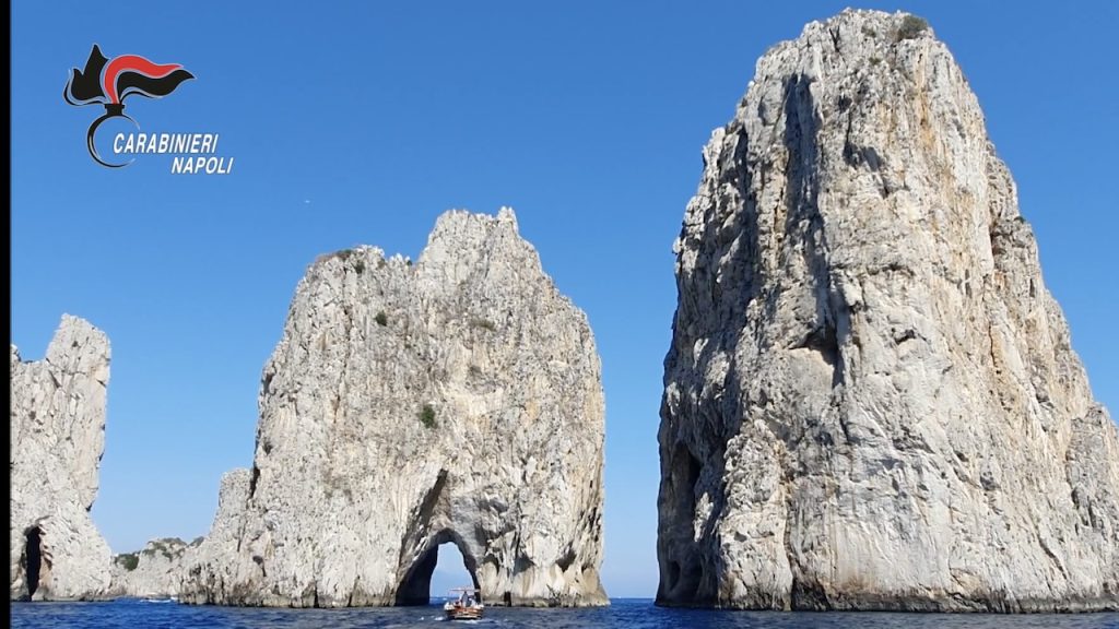 Capri, in barca tra i Faraglioni: fioccano le multe