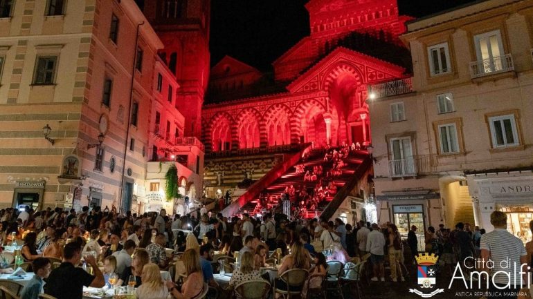 Festeggiamenti di Ferragosto ad Amalfi: Un Mix di Musica, Arte e Gioia in Piazza Duomo