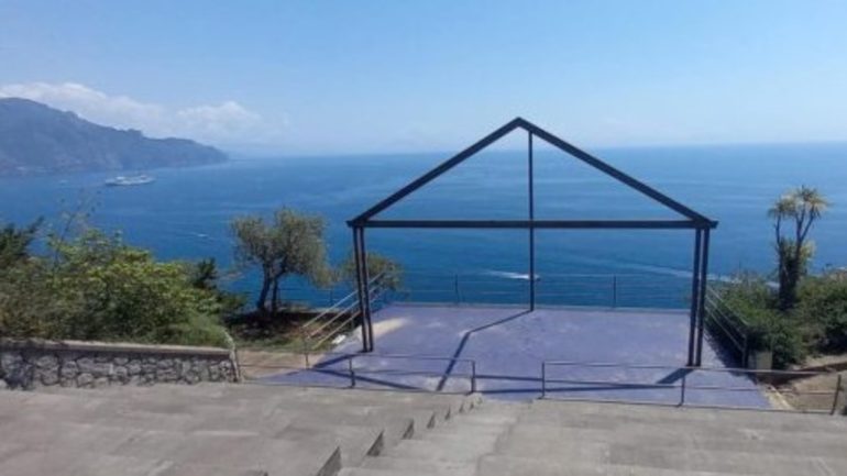 Il ‘Tour Terre Amiche’ Riparte con Entusiasmo al Teatro all’Aperto di Conca dei Marini