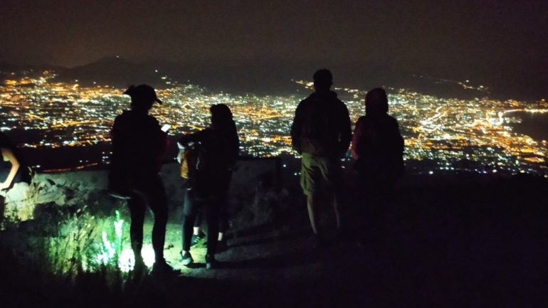 Stelle cadenti illuminano le pendici del Vesuvio in una magica notte