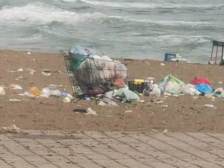 Degrado sulla spiaggia di Castel Volturno: incivili lasciano perfino un carrello coi rifiuti