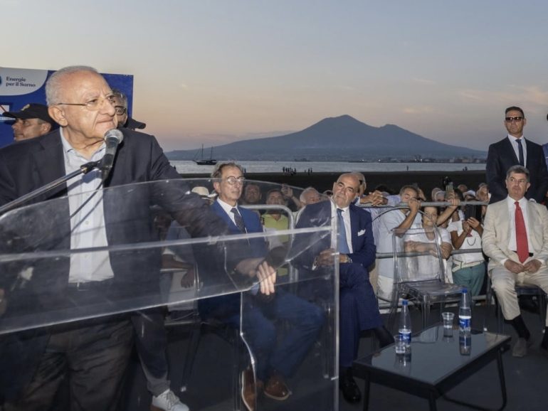 De Luca: “Il mare balneabile a Castellammare è risultato storico”